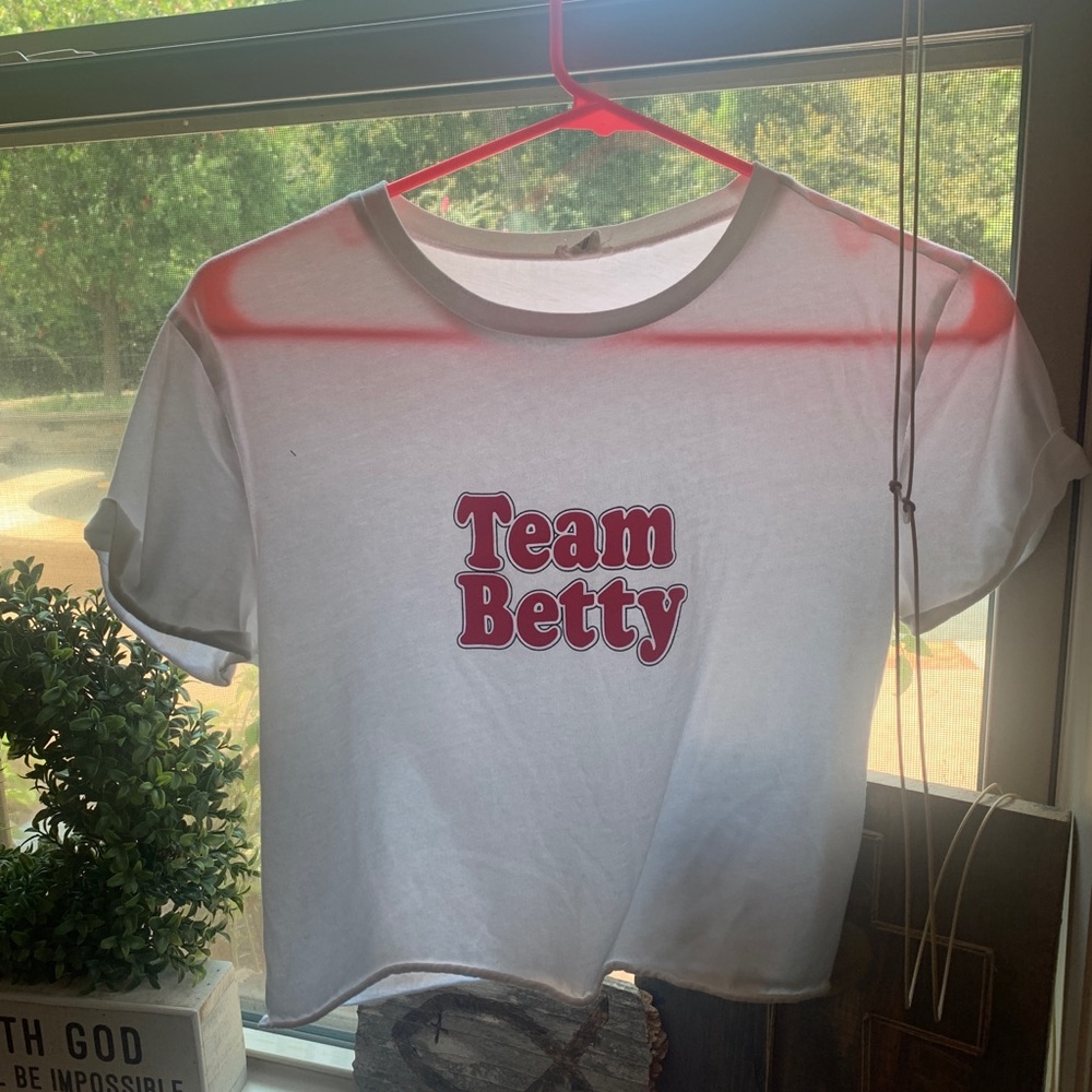 “team betty” riverdale cropped tee